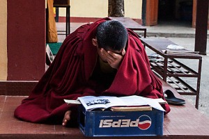 Nel Monastero di Tadhunchen Bahal di Bhaktapur, nei dintorni della via principale di Durbar Square, un giovane monaco buddhista è letteralmente piegato sul libro che sta studiando con la massima concentrazione appoggiandosi ad una cassetta Pepsi rovesciata a mò di leggio. Nepal 2018