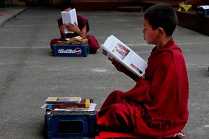 Nel Monastero di Tadhunchen Bahal di Bhaktapur, i novizi vivono e studiano con i monaci buddhisti all'interno della Pagoda o Vat costituita da un insieme di edifici. Un muro di cinta delimita l'area che racchiude le abitazioni dei monaci ed il luogo dedicato al culto. I monaci si alzano prima dell'alba al suono del tamburo e, dopo la meditazione e la recita di "Sutra", escono per adempiere alla questua dalla quale traggono il loro sostentamento quotidiano. Tornati nella Pagoda (dalla quale non debbono mai allontanarsi da soli) consumano il loro primo pasto della giornata (prendono il cibo dalla ciotola e lo portano alla bocca usando esclusivamente la mano destra) che sarà seguito da un altro poco prima di mezzogiorno. E' loro vietato  toccare altro cibo al di fuori di questi due momenti della giornata.Trascorrono il loro tempo nello studio dei testi sacri, nella meditazione, nella preghiera e nei lavori di accudimento della Pagoda e dei luoghi comuni. I monaci non pronunciano dei voti perenni come i sacerdoti cristiani: per accedere nel mondo monastico (nel "Sangha") è sufficiente che abbiano acquisito l'uso della ragione, che non abbiano mai ucciso nè rubato e che non risultino affetti da malattie della pelle. Indossando l'abito, i monaci accettano di seguire le norme previste dalla regola, che sono 227, tra cui la principale è quella della mendicità. Dovranno poi rispettare i comandamenti fondamentali: non sopprimere qualsiasi forma di vita, non rubare, non fornicare e non avere rapporti sessuali, non mentire, non bere sostanze alcoliche, non mangiare fuori degli orari stabiliti, non assistere a spettacoli eccitanti come balli o canti, non toccare il denaro, non guardare e toccare mai alcuna donna. Essi hanno capelli, barba e sopracciglia rasate, indossano un abito di colore ocra che riconduce al colore della terra che coprì gli abiti del Buddha errante durante la sua predicazione. Nepal 2018