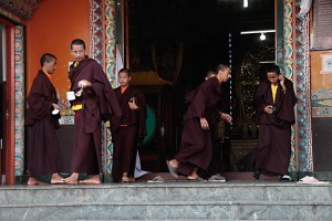 Nel Monastero di Tadunchen Bahal, vicino alla Durbar Square di Bhaktapur (una delle tre città medieovali della Valle di Kathmandu), all'ingresso della grande sala di preghiera, i monaci si muovono freneticamente durante i preparativi della cerimonia "Nara Jua", Nepal 2018