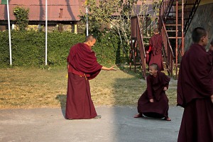Un monaco gioca con un novizio nel cortile del Monastero di Tadhunchen Bahal a Bhaktapur, Nepal 2018