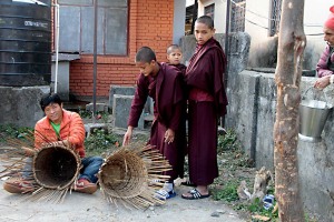 Nel cortile posteriore del Monastero di Tadhunchen Bahal, un gruppo di novizi osserva un uomo tibetano che lavora intrecciando i "Doko", le grandi ceste con cui gli Sherpa, ma quasi tutti i nepalesi ormai, trasportano di tutto sulle spalle. Il tibetano sull'estrema destra osserva anche lui attento il lavoro del suo compatriota. Bhaktapur, Nepal 2018