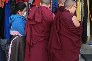 Nel mercato di Indra Chowk, vicino all'incantevole Makhan Tole (in lingua nepali significa "strada di burro"), tre giovani monaci buddhisti acquistano tessuti per le loro tuniche, Nepal 2018