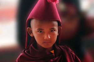 Il suggestivo primo piano di un giovanissimo monaco tibetano fresco di "nomina", Guru Lhakhang Monastery di Bodhnath, Nepal 2018