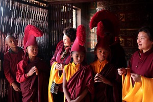 Nel Guru Lhakhang Monastery i giovani novizi si preparano alla Cerimonia Chakra Dharma accompagnati dalle monache buddhiste che li seguono amorevolmente, Bodhnath, Nepal 2018