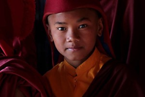 La concentrazione del giovane novizio non gli permette di sorridere apertamente dinanzi al mio obiettivo ma solo di accennare un'espressione di pacata letizia, Guru Lhakhang Monastery di Bodhnath, Nepal 2018