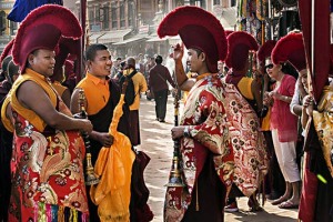Un momento di pausa nel corso della Cerimonia Chakra Darma presso il Guru Lhakhang Monastery di Bodhnath, Nepal 2018