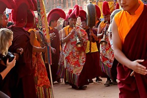 Durante il concerto esterno al Monastero Guru Lhakhang di Bodhnath condotto dai monaci buddhisti i turisti si accalcano sino a intralciare il loro passaggio, Nepal 2018