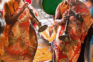 Un momento toccante della Cerimonia Chakra Darma: i monaci tibetani suonano i loro strumenti musicalii muovendosi tra composizioni floreali con cui sono state decorate le strade adiacienti al Guru Lhakhang Monastery di Bodhnath, Nepal 2018