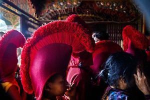 I pellegrini si mischiano ai monaci tibetani seguendo attivamente la Cerimonia Chakra Darma nel Guru Lhakhang Monastery di Bodhnath, Nepal 2018