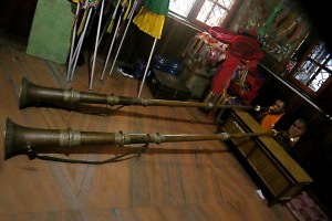 Nel Guru Lhakhang Monastery, durante la Cerimonia Chakra Dharma, due monaci buddhisti suonano i tromboni telescopici in rame "Dung - Chen", accompagnati dal canto tantrico corale "Gyer", Bodhnath, Nepal 2018