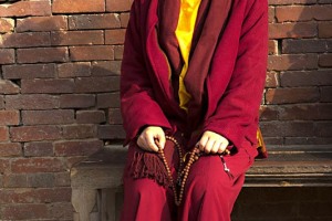 Nonostante il Buddha abbia sempre predicato una sostanziale parità tra i sessi, nelle scuole buddhiste tibetane alle donne viene negato il conseguimento del rango di "Bhikkhuni", cioè la massima espressione ed anche la più dura della vita monastica. Una discriminazione che viene considerata gravissima dalle monache tibetane considerate "femministe". Nel cortile del Monastero di Tadhunchen Bahal (collegato al culto della Dea Kumari, la Dea vivente di Bhaktapur) una giovane monaca sfoggia il suo migliore sorriso davanti al mio obiettivo). Bhaktapur, Nepal 2018