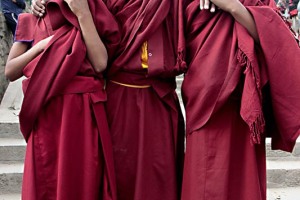 Il sorriso di questi bambini che, all'età di 12 anni, prenderanno i voti come monaci buddhisti dopo un percorso di studi severi, di disciplina e di meditazione, mi riempie il cuore di pacata gioia, vicinanze dello Stupa di Bodhnath, il più grande dell'intera Asia. Nepal 2018