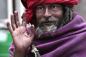 Nel Tempio Hindu di Pashupatinath il più importante di tutto il Nepal, che sorge sulle sponde del fiume sacro Bagmati e che è circondato da un affollato mercato di bancarelle che vendono "Prasad" (offerte di cibo benedetto), incenso, i rosari realizzati con i semi di Rudraksha (la leggenda narra che i semi di questa pianta siano nati dalle lacrime di Shiva cadute sulla Terra), conchiglie a spirale, immagine varie di divinità Hindu, polveri multicolori di Tika (un impasto realizzato con pasta di sandalo, cenere benedetta kumkum, argilla o altre sostanze naturali), "Linga" (oggetto dalla forma ovale che riproduce il simbolo fallico di Shiva) in vetro ed altri oggetti di uso religioso. Il Tempio si affaccia su di un tratto molto inquinato del Bagmati ma, risulta essere il fulcro dell'energia spirituale strettamente correlato a Shiva nella sua manifestazione di Pashupati, il Signore del bestiame. Il Bagmati è considerato un fiume sacro e Pashupatinath può considerarsi l'equivalente in Nepal di Varanasi sul sacro fiume Gange. I Ghat lungo le sponde del fiume vengono utilizzati per le cremazioni all'aperto. Diversi Sadhu (coloro che rinunciano e conducono dritti alla meta), cioè asceti Hinduisti che scelgono di vivere una vita di rinunce e santità, che non possiedono nulla e che trascorrono la loro vita spostandosi sulle strade dell'India e del Nepal accettando le offerte dei devoti, si aggirano lungo le strade polverose che circondano il Tempio. Nepal 2018