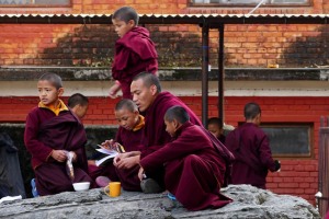 Nel Gompa di Jangchub Choeling, monastero Buddhista tibetano, durante una pausa dalle funzioni religiose e dallo studio, i giovani novizi giocano tra di loro mentre alcuni seguono con attenzione le indicazioni impartite da un monaco, Villaggio di Tashi Palhel, Pokhara, Nepal 2018.