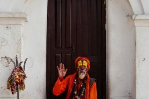 Uno delle decine di Sadhu che brulicano nelle stradine all'interno del complesso religioso di Pashupatinath: molti di loro si vestono in modo vistoso e si truccano in modo ancora più stravagante per fare "colpo" sui pellegrini e soprattutto sui turisti al fine di ottenere un'offerta in denaro che, a fine giornata, costituisce un discreto gruzzoletto. Kathmandu, Nepal 2018.