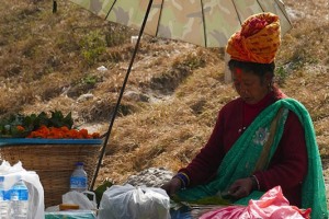 Uno dei rari Sadhu donna in Nepal: anche lei, restando al riparo sotto un piccolo ombrellone, prepara pozioni segrete come i suoi colleghi maschi, predice il futuro, legge la mano e celebra rituali su richiesta dei pellegrini. Il tutto lungo le sponde del sacro fiume Bagmati, accanto al complesso religioso di Pashupatinath, Kathmandu, Nepal 2018.