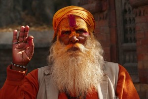 I Sadhu (noti anche come Yogi e Sayasi) sono asceti indiani e nepalesi che hanno rinunciato alle caste, alla posizione sociale, al denaro ed ai beni terreni. Occupano un posto speciale nella società Hindu. Sono alla ricerca dell'anima universale al fine di essere riassorbiti in essa. Si distinguono dai sacerdoti ortodossi dato che il loro voto di rinuncia viene considerato superiore ai rituali dei primi. Essi non riconoscono le caste e sono liberi di avvicinarsi a qualsiasi membro della struttura sociale. I Sadhu si disegnano sulla fronte tre linee colorate che ricordano il tridente del Dio Shiva, ma vi sono infinite variazioni possibili, a seconda della Divinità venerata. Pashupatinath, Kathmandu, Nepal 2018.