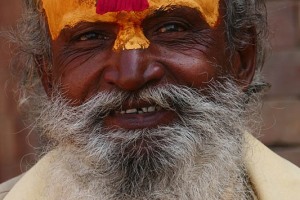 Ho scattato decine e decine di fotografie tra l'India ed il Nepal ai Sadhu, i santoni solitari erranti, ma un volto così illuminato, così vivace, così limpido non aveva sinora mai "incrociato" l'obiettivo della mia macchina fotografica. Se, come si suol dire, lo sguardo è lo specchio dell'anima, questo Yogi è sicuramente sulla buona strada per cercare l'anima universale ed essere riassorbito in essa. Pashupatinath, Kathmandu, Nepal 2018.