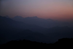 Lo spettacolo del sole che lentamente sorge sullo stupefacente panorama della catena montuosa dell'Annapurna, ripaga ampiamente l'alzataccia mattutina per raggiungere da Pokhara il punto panoramico del villaggio Newari di Dhulikhel, Nepal 2018.