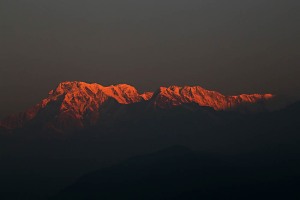 Lo spettacolo del sole che lentamente sorge sullo stupefacente panorama della catena montuosa dell'Annapurna, ripaga ampiamente l'alzataccia mattutina per raggiungere da Pokhara il punto panoramico del villaggio Newari di Dhulikhel, Nepal 2018.