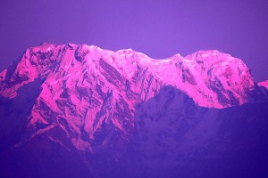 Lo spettacolo del sole che lentamente sorge sullo stupefacente panorama della catena montuosa dell'Annapurna, ripaga ampiamente l'alzataccia mattutina per raggiungere da Pokhara il punto panoramico del villaggio Newari di Dhulikhel, Nepal 2018.