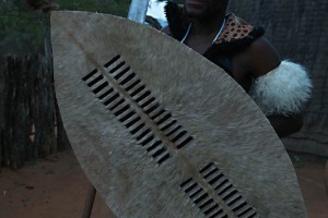 Uno Swazi con l'abbigliamento tradizionale che presenta numerose analogie con i cugini Zulu, villaggio di Kaphunga, eSwatini (in precedenza denominato Swaziland) 2012.