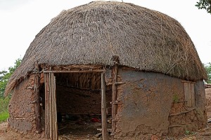 Capanna in fango con tetto in paglia tipica dello Swaziland, Swaziland 2012