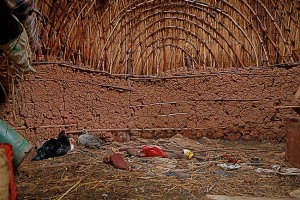 Interno della tipica capanna di un Villaggio nello Swaziland, Swaziland 2012
