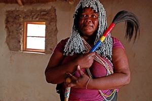 Una donna Swazi con i vestiti tradizionali della festa: porta una parrucca composta da perline, la piccola mazza da combattimento, lo scacciamosche realizzato con i peli della criniera o della coda dei cavalli, le collane di perline colorate realizzate per conto del marito e donatele dallo stesso come simbolo del suo amore; questo Popolo fa parte degli Nguni (come gli Zulu, gli Xhosa e gli Ndebele) da cui si staccarono a seguito dell'ascesa del Popolo Zulu comandato dal potente e valoroso Re Shaka, il cui predominio sul territorio si stava espandendo a macchia d'olio. Molti componenti della Tribù degli Swazi emigrarono sui monti Drakensberg, colonizzando l'attuale Swaziland, che poi divenne Stato indipendente. Swaziland 2012