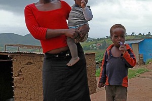 Giovane mamma Swazi con i suoi piccoli, Swaziland 2012