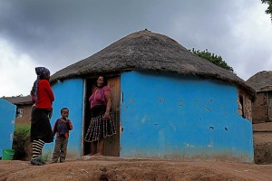 La nonna con i nipotini e la figlia davanti alla loro capanna, Swaziland 2012
