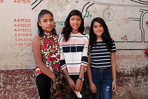 Tre giovani ragazze nepalesi "Vaisya" (della casta dei commercianti) di rientro dal pellegrinaggio allo Stupa di Bodhnath, vestono con vestiti occidentali, ormai sempre più influenzate dallo stile di vita e dagli stereotipi di una civiltà completamente avulsa dalle loro tradizioni e dalla loro cultura millenarie. Kathmandu, Nepal 2018