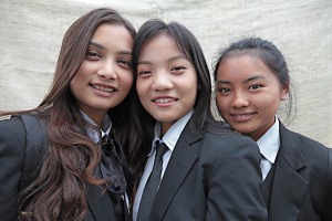 Studentesse di una scuola superiore in gita al lago di Phewa Tal: la divisa da college le distingue rispetto alle loro coetanee, Pokhara, Nepal 2018