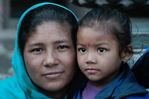 Una mamma con la sua bambina appena uscite dalla Pagoda della Pace nel Mondo di Pokhara, che domina il lago Phewa Tal, Nepal 2018