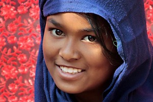 Nella splendida Durbar Square di Patan, scatto questo ritratto ad una giovane ragazza nepalese dal sorriso stupendo semplicemente invitandola a porsi davanti a questo telo ricamato che avevo appeso tra due colonne, il suo nome è "Savitri" (in sanscrito Sole), Nepal 2018