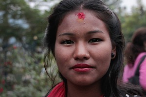 Una giovane studentessa nepalese appartenente alla casta dei Vaisya (commercianti ed agricoltori), si concede al mio obiettivo, Nepal 2018