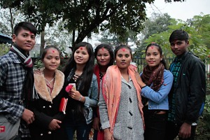 Un gruppo di studenti nepalesi ormai "convertiti" agli abiti occidentali, villaggio di Dhulikhel, Nepal 2018