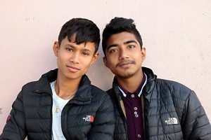 Due giovani studenti nepalesi di elevata classe sociale (casta dei "Kshatriya", amministratori dello stato): la loro condizione privilegiata la si desume dal tipo di abbigliamento ricercato che indossano. Nepal 2018