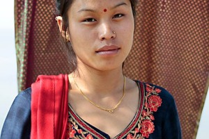 Ritratto di una giovane donna nepalese di etnia Gurung, lago Phewa Tal, Pokhara, Nepal 2018