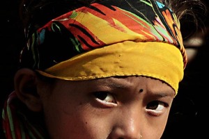 Ritratto di bambina nepalese appartenente alla casta dei "Vaisya" (casta dei commercianti) nel Mercato di Indra Chowk di Kathmandu, Nepal 2018