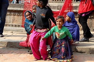 Dopo aver scattato alcuni ritratti alla bellissima figlia di questa giovane donna nepalese di nome Durga Buda, anche lei ed i suoi figli più piccoli si riuniscono dinanzi al mio obiettivo per una fotografia di famiglia, mentre i due improvvisati "assistenti" nepalesi alle loro spalle tendono il telo ricamato che avevco utilizzato in precedenza, Durbar Square di Patan, Nepal 2018