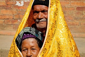 Un ritratto inedito di una coppia nepalese avvolta da un telo giallo damascato (sempre acquistato da me al mercato): lei si chiama Priya Achham, mentre il marito ha come nome Kamal Shrestha, Durbar Square di Patan, Nepal 2018