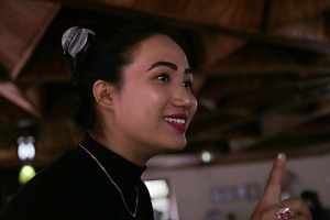 Una giovane ragazza nepalese dal sorriso gioviale lavora in un bar ristorante che fiancheggia la strada Prithvi Hwy che da Kathmandu porta sino a Pokhara, Nepal 2018