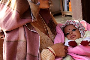 Una giovane mamma Newari con la sua piccola bimba dal nome "Alisha" (che significa la protetta da Dio), mostra con orgoglio il frugoletto che stringe tra le sue braccia, villaggio di Bandipur, Nepal 2018
