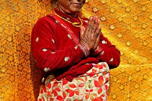 Questa simpatica ed arzilla donna Newari ha accettato di posare per me, con alle spalle questo prezioso telo damascato che ho acquistato nel mercato di Pokhara, a mani giunte nel tipico saluto "Namastè" (mi inchino alla Divinità che risiede in te), il suo nome è Indira e significa "bellezza". Al centro della fronte ha tracciato con le dita un "Tilaka", una striscia rossa che rappresenta la Dea Yamuna, che viene indossato dopo aver visitato un tempio a seguito della partecipazione ad una cerimonia religiosa (questo segno distintivo consiste in un impasto di polvere kumkum, polvere di sandalo, cenere benedetta ed argilla). Lago di Phewa Tal, Pokhara, Nepal 2018