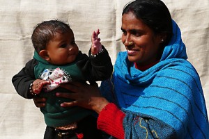 L'amore di una mamma: lo sguardo innamorato di una giovane mamma nepalese che ammira orgogliosa il suo bambino mentre lo sorregge nei suoi primi passi incerti. Anche lei, dal nome musicale "Surya", mi ha concesso di ritrarla con il suo bambino nel bel mezzo della piazza della centralissima Durbar Square di Patan (sempre con il fondale creato con un tessuto di canapa naturale acquistato in un vicino mercato), Nepal 2018.