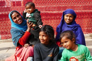 Questa giovane donna nepalese dal sorriso cordiale e radioso, di nome Surya, si fa ritrarre con i suoi cinque figli (di cui uno si nasconde tra le sue gambe) nel centro di Durbar Square a Patan: di lato è seduta anche la sua figlia più grande (che avevo fermato per prima chiedendole di posare per me), Nepal 2018.