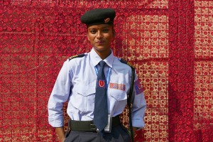 Pur leggermente imbarazzata questa giovane ragazza nepalese in servizio d'ordine come guardia giurata si concede per alcuni ritratti all'obiettivo della mia macchina fotografica nella centralissima piazza di Durbar Square a Patan: il suo nome è Bidhya. Nepal 2018.