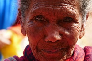 Un intenso ritratto di questa donna Newari che, nonostante l'età non più giovanissima, ha mantenuto intatta la luce splendente nei suoi occhi, Patan, Nepal 2018.