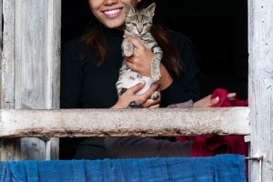 Una giovane ragazza nepalese appartenente all'etnia Gurung si affaccia alla finestra della sua abitazione con in braccio il suo gattino: il sorriso che mi dona ha un valore immenso. Villaggio di Gorkha, Nepal 2018.